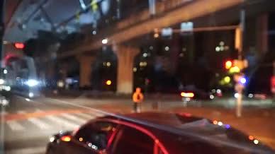 4k实拍夜晚的公交出租车文艺情绪镜头视频的预览图